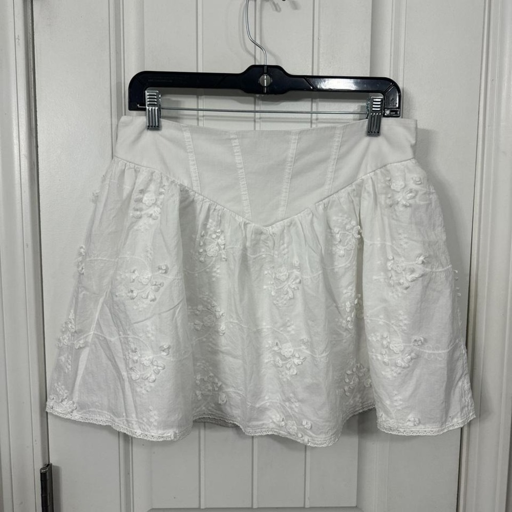 Cottagecore white corset waist embroidered floral appliqué mini skirt. L